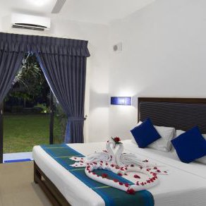 Blue Wave Hotel - Deluxe King Room